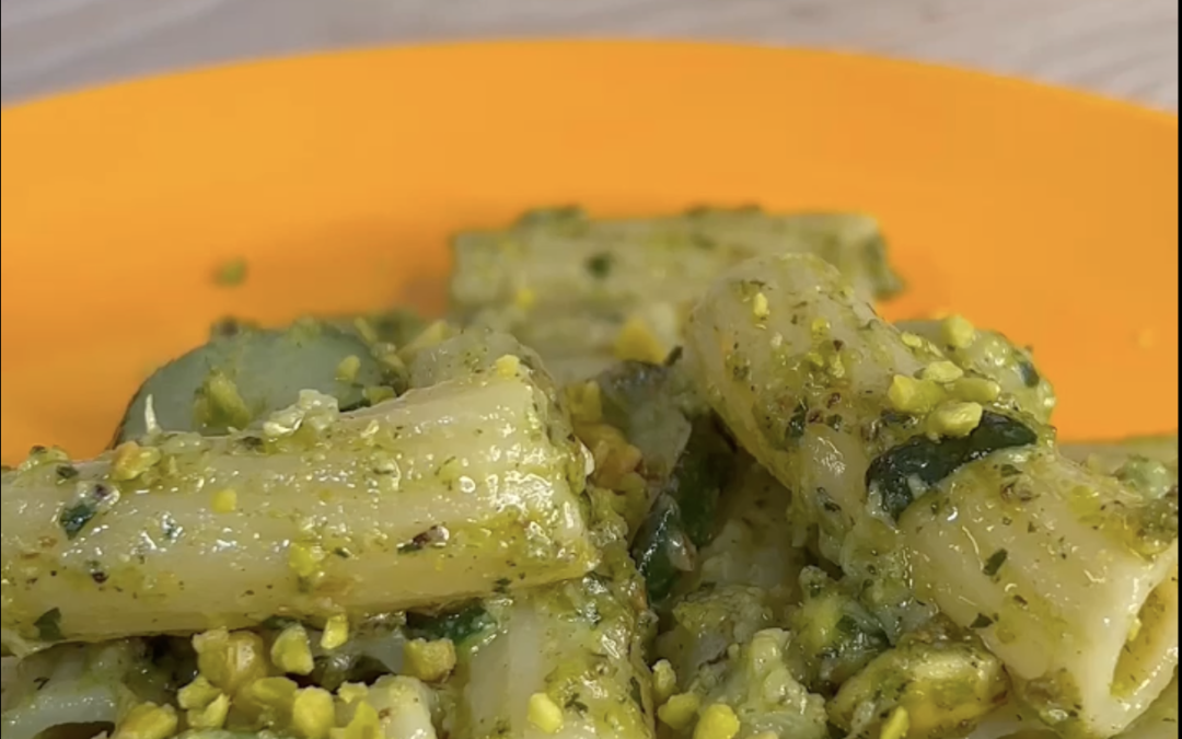 Rigatoni con pesto di pistacchi, zucchine e menta